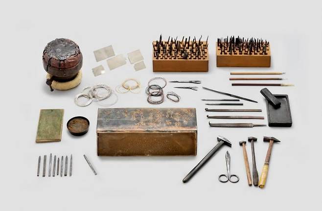 Hammers, chisels, polishing plates and other tools of the two master craftsmen, Kim Jeong-seop and Kim Cheol-ju are on display at the exhibition “Engraving a Legacy with Chisels,” running at the National Intangible Heritage Center, located in Jeonju, North Jeolla Province.(CHA)