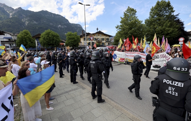 우크라이나에 도움을 호소하는 시위대가 26일(현지시간) G7 정상회담이 열리는 독일 가르미슈파르텐키르헨에서 시위를 벌이고 있다. AP 뉴시스