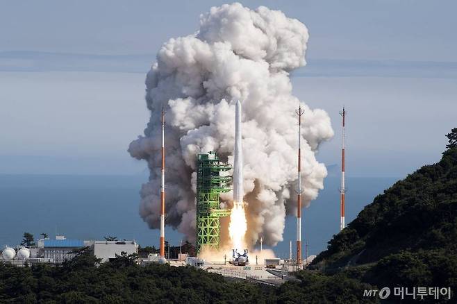 한국형발사체 누리호(KSLV-II)가 지난 21일 2차 발사에서 고도 700㎞에 초속 7.5㎞를 도달해 1.5톤급 인공위성을 목표궤도에 안착시키는 데 성공했다. / 사진=한국항공우주연구원