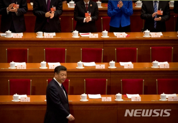 시진핑 중국 국가주석이 공산당 회의에 입장하고 있다. /ⓒ AP=뉴시스