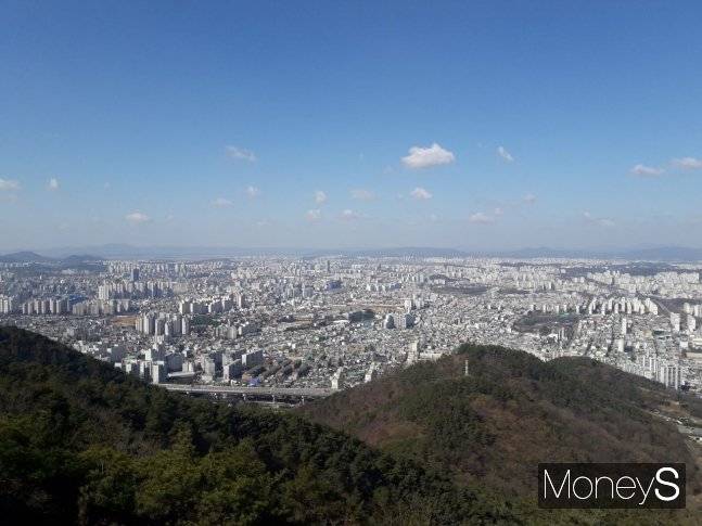지난해 광주지역 건축물 건축과 토지형질 변경 등 개발행위허가는 전년에 비해 증가한 반면 전남은 감소한 것으로 나타났다. 광주광역시 전경/사진=머니S DB.