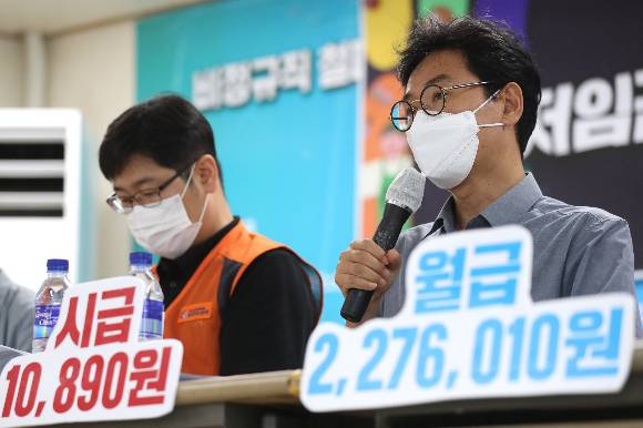 이창근 민주노동연구원 연구의원이 27일 오전 서울 중구 민주노총 교육장에서 열린 최저임금 전국설문조사 결과 발표 및 현장 증언대회에 참석해 전국설문조사 결과를 발표하고 있다. / 사진=뉴시스 백동현 기자