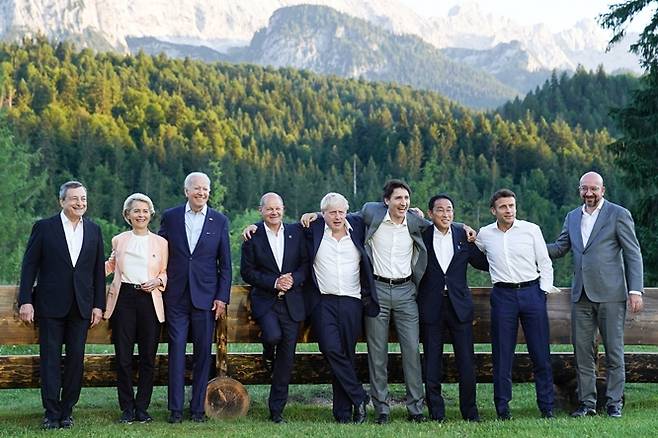 블라디미르 푸틴 러시아 대통령의 강인함을 상징하는 웃통 벗은 모습이 주요 7개국(G7) 정상들의 조롱거리가 됐다. 사진은 마리오 드라기 이탈리아 총리(왼쪽부터), 우르줄라 폰 데어 라이엔 유럽연합(EU) 위원장, 조 바이든 미국 대통령, 올라프 숄츠 독일 총리, 보리스 존슨 영국 총리, 쥐스탱 트뤼도 캐나다 총리, 기시다 후미오 일본 총리, 에마뉘엘 마크롱 프랑스 대통령, 샤를 미셸 EU 상임의장이 27일(현지시각) 단체사진을 촬영하는 모습. /사진=로이터