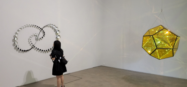 서울 PKM갤러리에서 열리고 있는 올라퍼 엘리아슨의 개인전에서 관객이 작품을 살피고 있다.