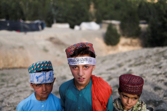 아프가니스탄 강진으로 1만 채 이상 가옥이 파괴된 가운데 집을 잃은 어린이들이 26일 망연자실한 표정을 짓고 있다. 로이터연합뉴스