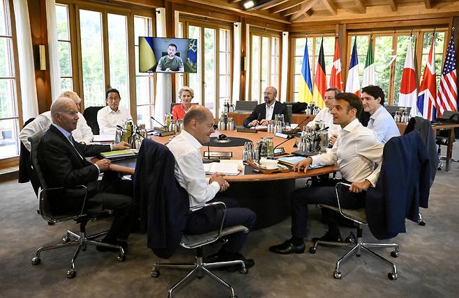조 바이든 미국 대통령을 비롯한 주요 7개국(G7) 정상들과 유럽연합(EU) 지도자들이 27일(현지시간) 독일 바이에른주 엘마우 성에서 열린 G7 정상회의 둘째 날 회의에 참석한 가운데 볼로디미르 젤렌스키 우크라이나 대통령이 화상을 통해 연설하고 있다. [연합]