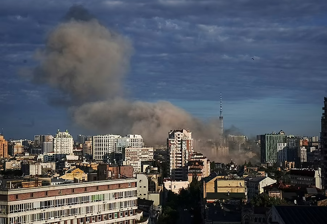 우크라이나 현지시간으로 26일, 러시아군의 미사일 공습 재개로 검은 연기가 치솟고 있는 수도 키이우. 로이터 연합뉴스