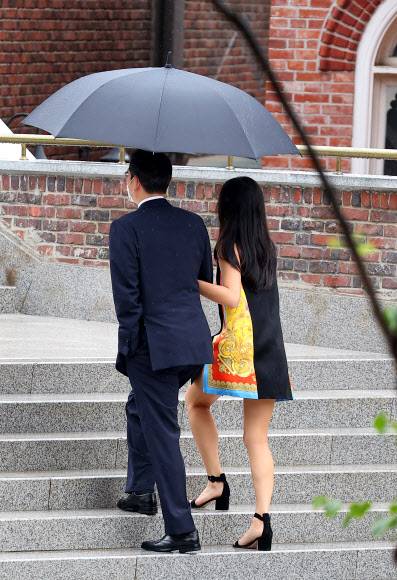 이재용 부회장, 정의선 회장 장녀 결혼식 참석 - 이재용 삼성전자 부회장이 27일 정의선 현대차그룹 회장 장녀 진희씨 결혼식이 열리는 서울 중구 정동교회로 딸과 함께 들어가고 있다. 2022.6.27 연합뉴스