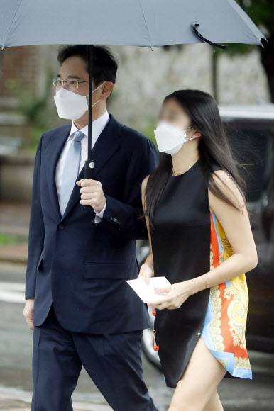 - 이재용 삼성전자 부회장이 딸 원주 씨와 함께 27일 서울 중구 정동제일교회에서 열린 정의선 현대차그룹 회장 장녀 진희 씨의 결혼식에 참석하고 있다. 2022.06.27 뉴시스
