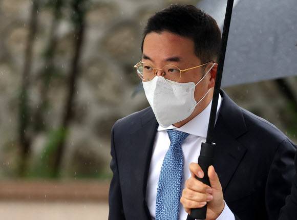 구광모 LG그룹 회장, 정의선 회장 장녀 결혼식 참석 - 구광모 LG그룹 회장이 27일 서울 중구 정동교회에서 열린 정의선 현대차그룹 회장 장녀 진희씨 결혼식에 참석하고 있다. 2022.6.27 연합뉴스