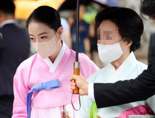 정의선 회장 장녀 결혼식 참석하는 노현정 전 아나운서 - 정대선 현대비에스엔씨 사장 부인 노현정 전 아나운서와 시어머니인 이행자씨가 27일 서울 중구 정동교회에서 열린 정의선 현대차그룹 회장 장녀 진희씨 결혼식에 참석하고 있다. 2022.6.27 연합뉴스