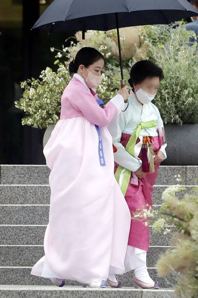 - 노현정 전 아나운서가 27일 서울 중구 정동제일교회에서 열린 정의선 현대차그룹 회장 장녀 진희 씨의 결혼식에 참석한 후 식장을 나가고 있다. 2022.06.27. 뉴시스