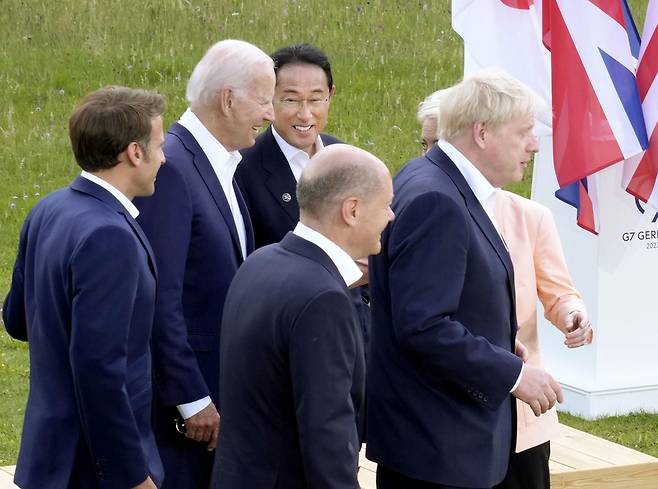 G7 정상회의에 참석한 바이든 미국 대통령과 기시다 일본 총리 (엘마우[독일] 교도=연합뉴스) 조 바이든(왼쪽에서 두 번째) 미국 대통령과 기시다 후미오(왼쪽에서 세 번째) 일본 총리가 26일(현지 시간) 독일 바이에른주 엘마우성에서 열린 주요 7개국(G7) 정상회의에 참석해 이야기하고 있다. 2022.6.27
sungjinpark@yna.co.kr
(끝)