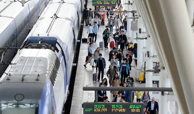 서울역에서 승객들이 플랫폼을 빠져나가고 있다. (사진=뉴시스)
