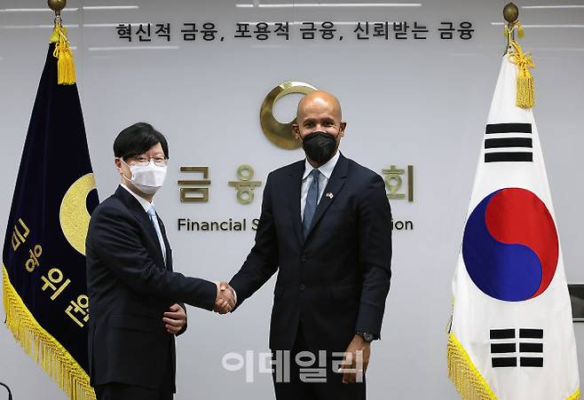 김소영(왼쪽) 금융위 부위원장, 브라이언 넬슨(Brian Nelson, 오른쪽) 미 재무부차관