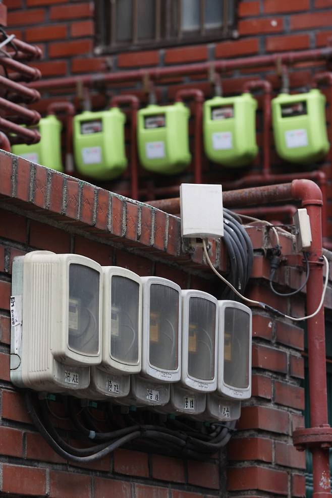 한전의 2분기 연료비 조정단가를 발표를 하루 앞둔 20일 서울의 한 주택가에 전기계량기가 설치되어 있다. (사진= 연합뉴스)