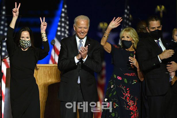 왼쪽부터 조 바이든 미국 대통령의 딸 애슐리, 바이든 대통령, 부인 질 바이든, 아들 헌터 바이든. 사진=AFP 연합
