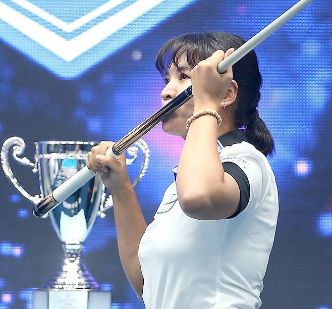 2022-23 블루원리조트 챔피언십에서 우승한 뒤 큐에 키스 세리머니를 선보이는 스롱 피아비, PBA 제공