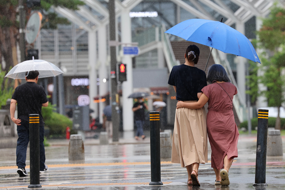 지난 27일 오후 서울 시내의 거리에 비가 내리고 있다. 〈사진=연합뉴스〉