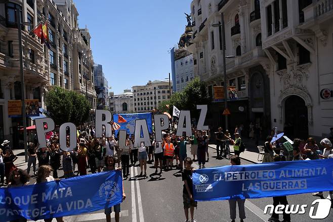 오는 28일부터 30일까지 사흘간 열리는 나토 정상회의를 앞두고 스페인 일각에서는 반(反) 나토 시위도 벌어지고 있다. 사진은 26일(현지시간) 마드리드에서 열린 시위 모습. © 로이터=뉴스1 © News1 최서윤 기자