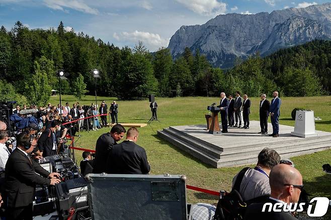 26일(현지시간) 독일 바이에른 엘마우 성에서 열린 G7 정상회의의 기자회견에 취재진들이 몰려 있다. © AFP=뉴스1 © News1 우동명 기자
