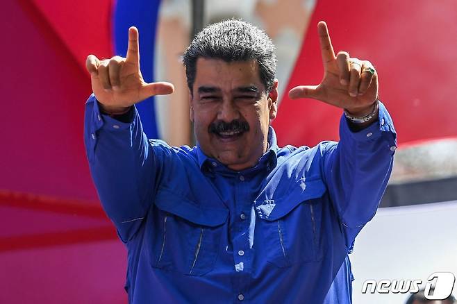 메이데이(국제노동절)인 지난달 1일 니콜라스 마두로 베네수엘라 대통령이 수도 카라카스 집회에서 연설하기 위해 노동자들 앞에 선 모습. 2022. 5. 1. © AFP=뉴스1 © News1 최서윤 기자