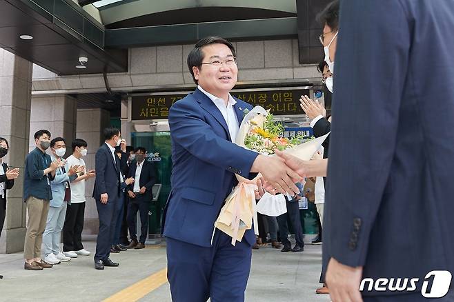 오세현 아산시장이 28일 이임식을 마치고 직원들의 배웅을 받으며 민선 7기 임기를 마무리하고 있다.(아산시청 제공)© 뉴스1