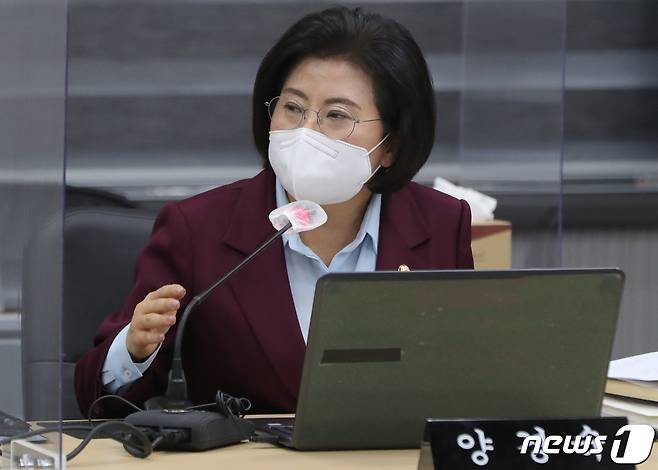 양경숙 더불어민주당 의원이 18일 전북 전주시 한국은행 전북본부에서 열린 2021년도 기획재정위원회의 한국은행 전북본부, 대전·충남본부, 충북본부, 대전지방국세청 국정감사에서 질의를 하고 있다. 2021.10.18/뉴스1 © News1 유경석 기자