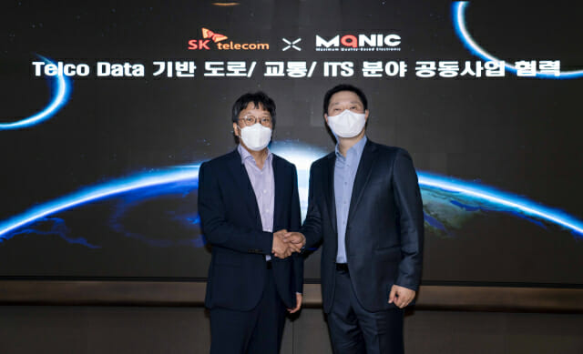 장홍성 SK텔레콤 광고·데이터CO담당(왼쪽)과 유승모 엠큐닉 대표