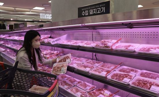 서울 송파구 롯데마트 제타플렉스점에서 고객이 캐나다산 돼지고기를 구매하고 있다.