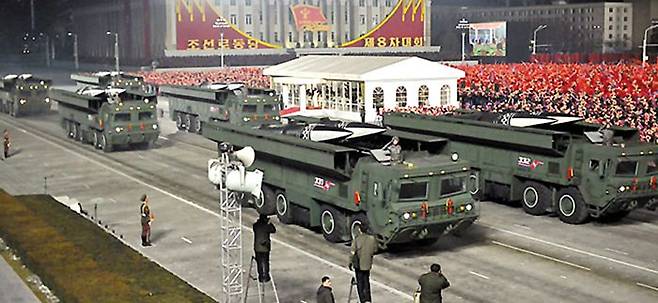 북한 열병식에 등장한 KN-23 ‘북한판 이스칸데르’ 개량형 미사일. 전술핵탄두를 장착할 수 있는 것으로 추정된다. /조선중앙통신 연합뉴스