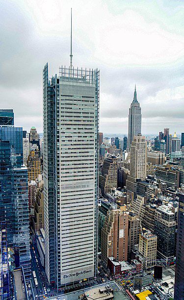 뉴욕 맨해튼에 있는 지상 52층 규모의 뉴욕타임스 본사. 10억달러(약1조2900억원)가 넘는 건설비를 들여 2007년 완공됐다. 오른쪽 뒤에 엠파이어스테이트 빌딩이 보인다./wikipedia