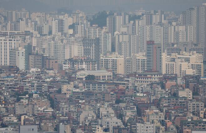 서울 남산에서 바라본 아파트와 주택들의 모습./연합뉴스