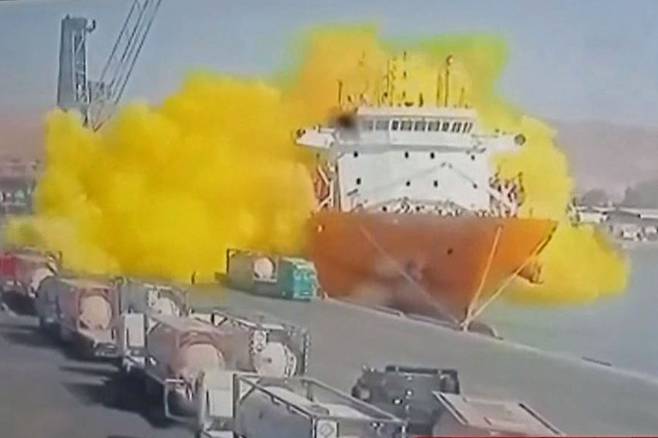 27일(현지시간) 요르단 남부 아카바 항구에서 염소 탱크가 추락하자 가스구름이 피어오르는 모습. /AFP 연합뉴스