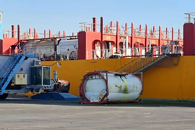 27일(현지시간) 요르단 남부 아카바 항구에서 크레인으로 운반 도중 추락해 폭발한 유독가스 탱크. /AFP 연합뉴스