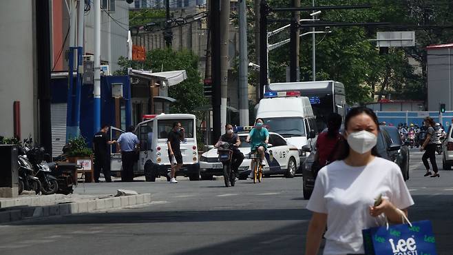 지난 17일 중국 상하이 치푸루 의류 시장 인근 도로에 공안 차량이 줄지어 주차해 있다. 14일 상인들의 집단 시위가 일어난 이후 공안은 이 일대에 경력을 대거 배치했다. /연합뉴스