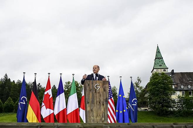 올라프 숄츠 독일 총리가 G7 정상회의 결산 기자회견을 하고 있다. /연합뉴스