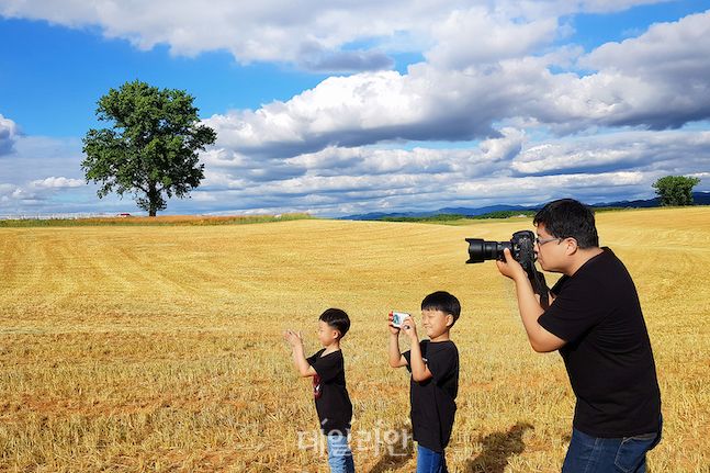 엄태수 사진작가가 다음달 17일까지 그의 두 아들과 함께 사진전을 연다. ⓒ엄태수 작가 제공