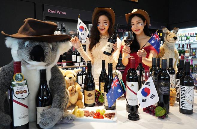 28일 오전 세븐일레븐 와인스튜디오에서 모델이 호주 쉬라즈 와인 몰아 마시기 기획전을 소개하고 있다.