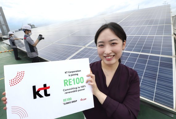 KT RE100 이니셔티브 가입을 최종 승인받았다. 28일 관악구 KT구로타워 옥상에 구축된 태양광발전소에서 KT 직원이 RE100 가입을 알리는 기념 사진촬영을 하고 있다. KT 제공.