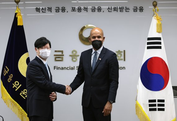 김소영 금융위원회 부위원장(왼쪽)은 28일 서울 종로구 정부서울청사에서 브라이언 넬슨 미국 재무부차관과 면담을 가졌다. 금융위원회제공