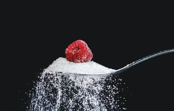 설탕은 구성 성분의 99% 이상을 탄수화물이 차지한다. 탄수화물은 인슐린 분비를 촉진하고 인슐린은 남성 호르몬의 재료가 되는 아라키돈산 분비를 유도한다. 남성 호르몬 과다는 탈모 원인 중 하나다. Photo by Myriam Zilles on Unsplash