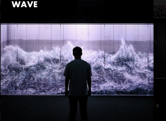 한 관람객이 아르떼뮤지엄 전시 작품 중 하나인 'WAVE'를 보고 있다. 디스트릭트코리아 제공