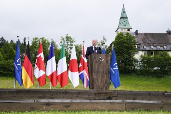 올해 주요7개국(G7) 회의 의장국을 맡은 독일의 올라프 숄츠 총리가 28일(현지시간) 독일 바이에른주 엘마우성에서 G7 정상회의 폐막을 알리며 기자회견을 하고 있다.AP뉴시스