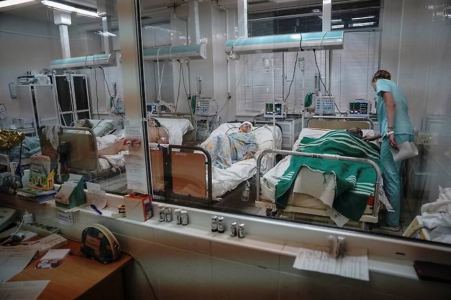 27일(현지시각) 우크라이나 중부 폴타바주 크레멘추크의 한 쇼핑센터에서 러시아의 로켓 공격으로 부상을 입은 시민들이 병원으로 옮겨져 치료받고 있다. 크레멘추크/로이터 연합뉴스