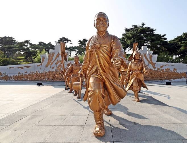 전북 정읍 황토현전적지에 동학농민군의 행렬을 형상화한 동상이 최근 들어섰다. 정읍시 제공
