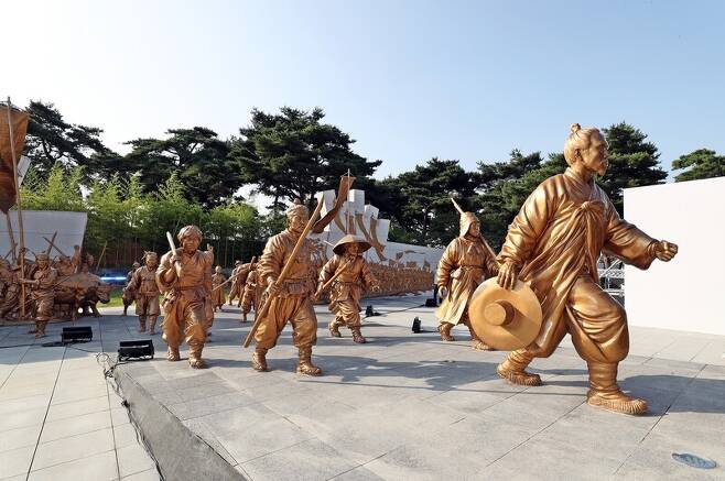 친일조각가가 만들어 정읍 황토현전적지에 세운 전봉준 장군의 동상을 철거한 자리에 동학농민군의 행렬을 형상화한 동상이 최근 들어섰다. 정읍시 제공