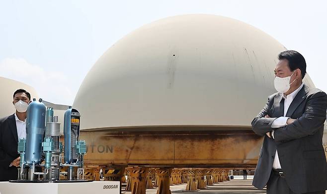 윤석열 대통령이 지난 22일 오전 경남 창원시 두산에너빌리티를 찾아 신한울 3·4호기 원자로와 증기발생기용 주단 소재 보관장에서 ‘한국형 원전’(APR1400)에 대한 설명을 듣고 있다. 창원/대통령실사진기자단