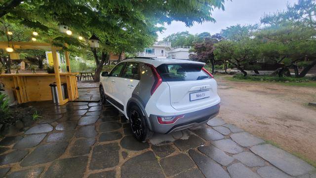 기아가 최근 출시한 전기차 디 올 뉴 니로EV 뒷모습. 김형준 기자