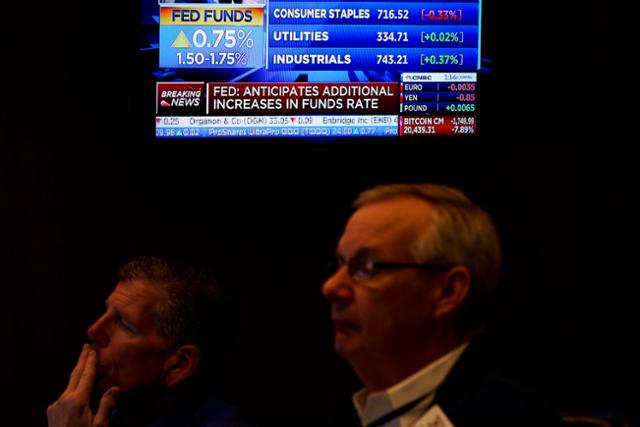 미국 뉴욕증권거래소(NYSE)의 트레이더들이 모니터를 응시하고 있는 모습. AP=연합뉴스